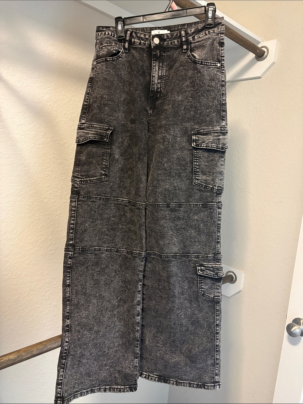 Windsor woMen’s Black Acid-Wash Cargo Pants
